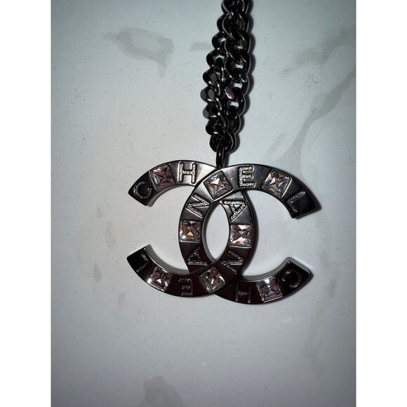 Chanel Black CC Logo Pendant Necklace with Crystal Accents Chain Jewelry - Picture 4 of 6